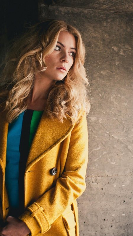 Девушка в пальто