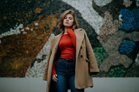 Девушка в пальто