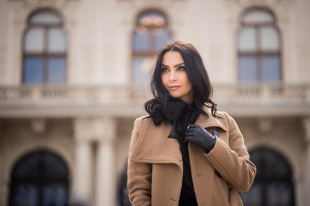 Девушка в пальто