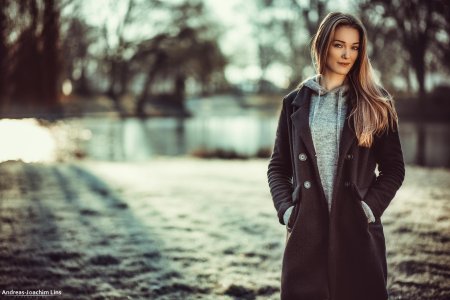 Девушка в пальто