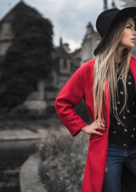 Девушка в пальто