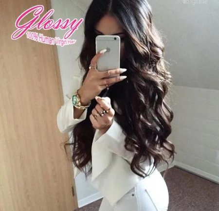 Стильная брюнетка с длинными волосами