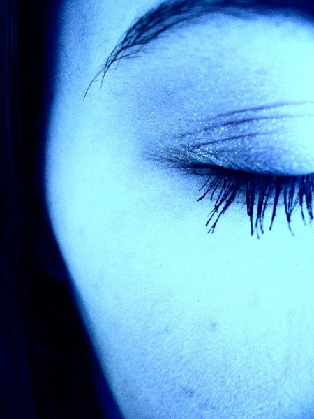 Синяя половина лица