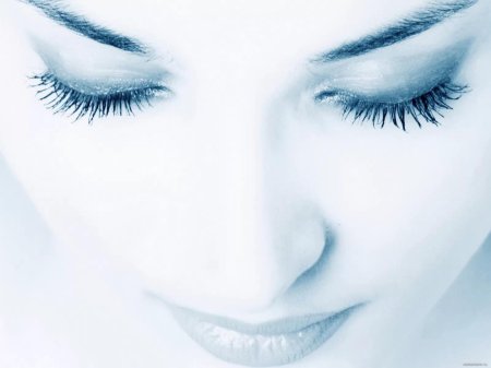 Глаз девушки на синем фоне