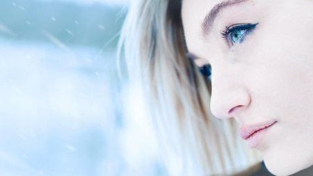 Голубые глаза девушка