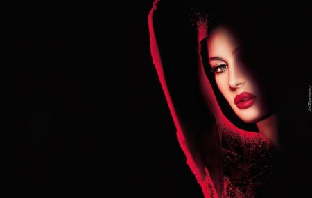 Моника беллуччи в красном