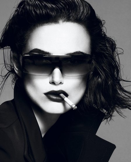 Кира найтли с сигаретой в очках