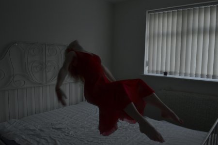 Девушка всерасном платье