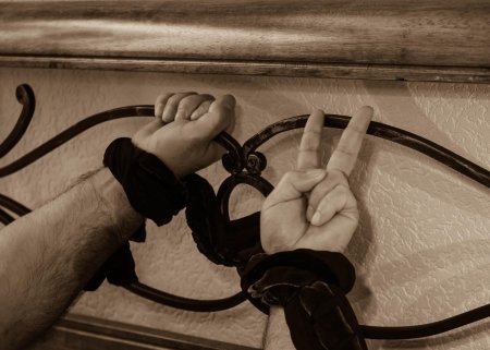 Мужчина прикованный к кровати