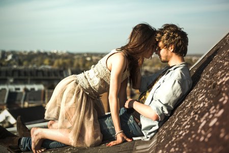 Парень и девушка сидят на крыше