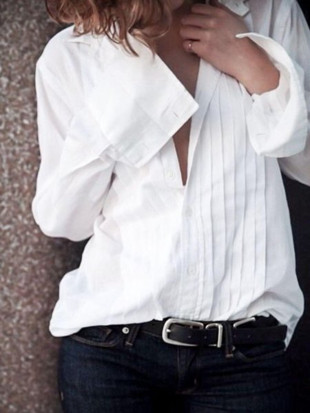 Девушка в белой рубашке