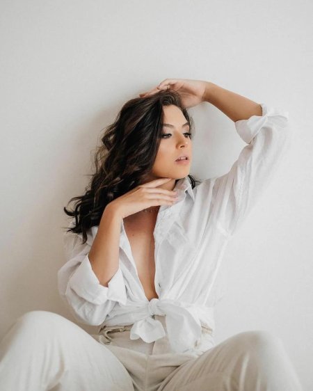 Брюнетка в белой рубашке