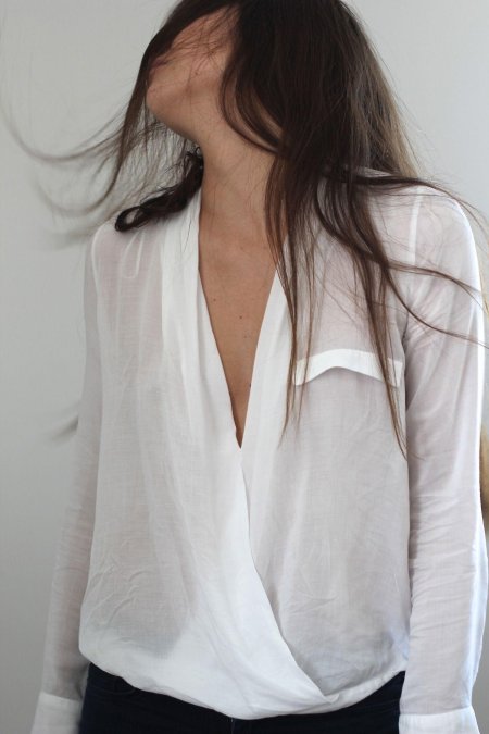 Девушка в рубашке