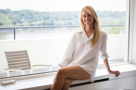 Девушка в длинной рубашке