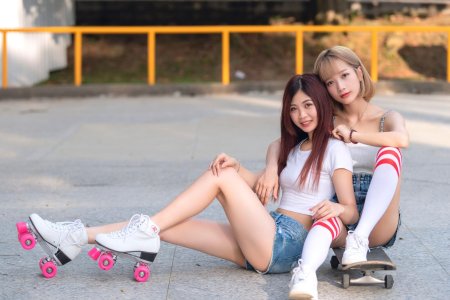 Две девочки азиатки