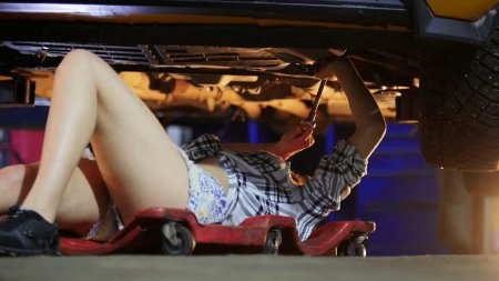 Девушка в автосервисе