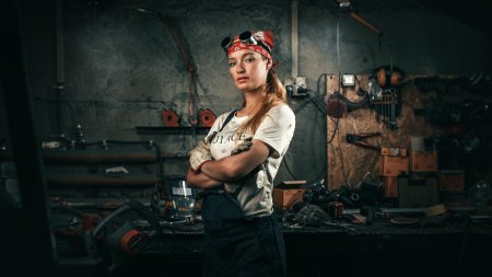 Девушка автомеханик