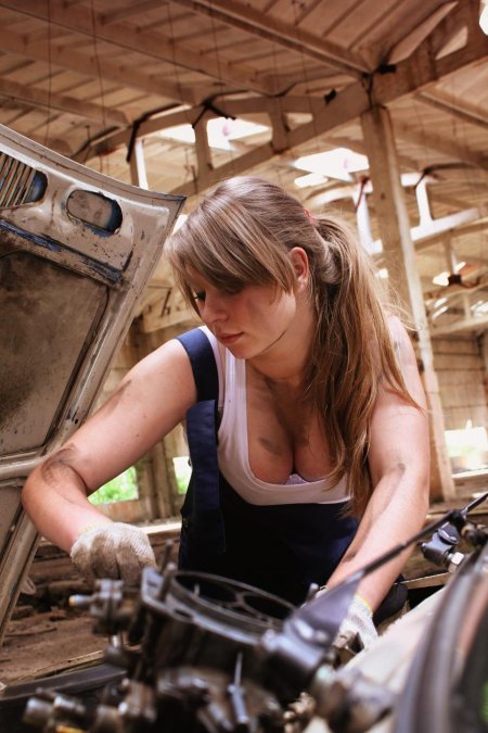 Девушка автомеханик