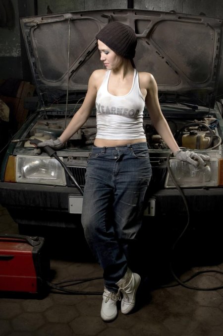 Девушка автомеханик
