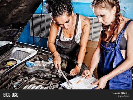 Женщина чинит машину