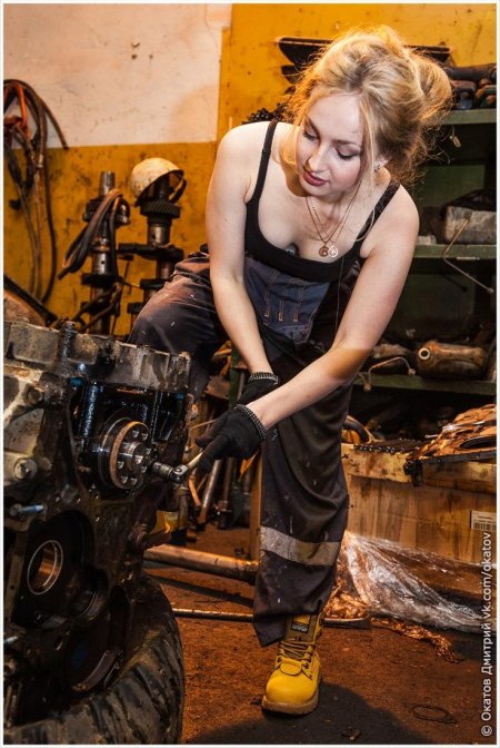 Девушка автомеханик