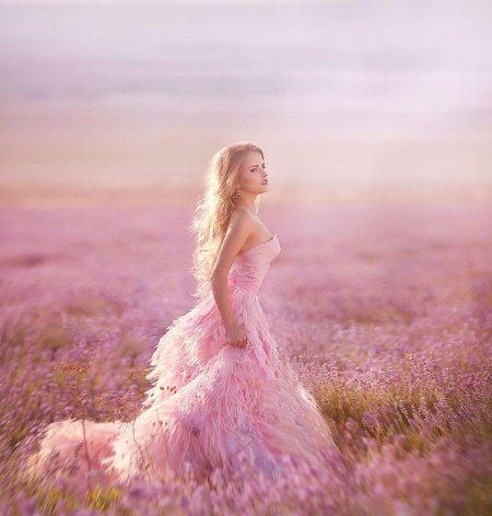 В розовом платье