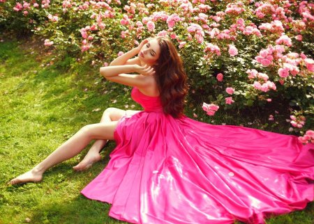 Девушка в розовом платье