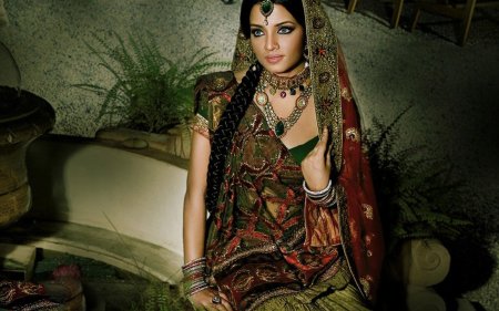 Селина джейтли в сари