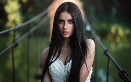 Брюнетка с длинными волосами