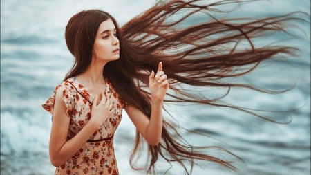 Девушка с развевающимися волосами