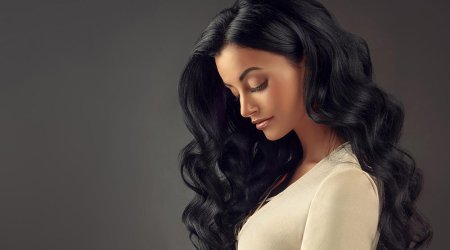 Брюнетка с длинными волосами