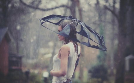 Девушка с зонтом