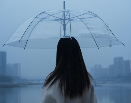 Девушка с зонтом