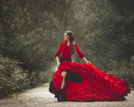 Девушка в красном