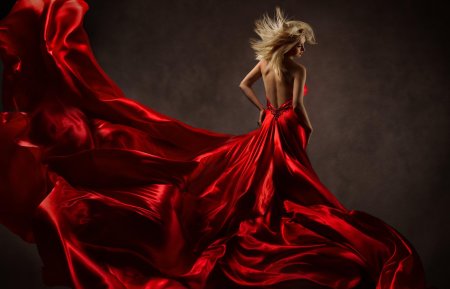 Блондинка в красном платье