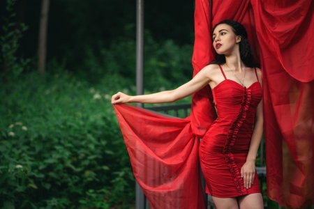 Женщина в красном платье