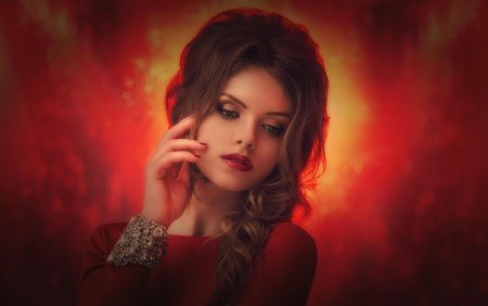 Красивая девушка в красном платье