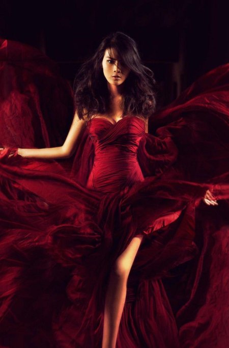 Девушка в красном платье