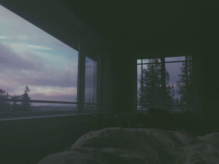 Окно в темной комнате