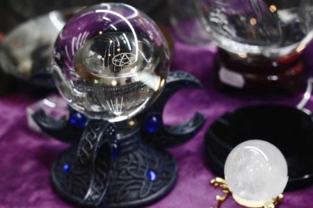 Магический хрустальный шар гадалки