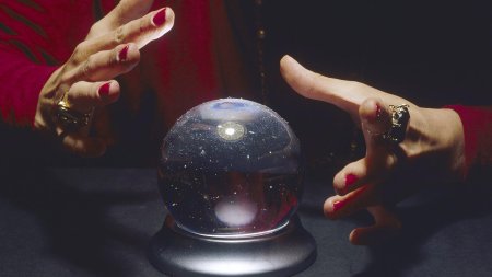 Гадалка с хрустальным шаром
