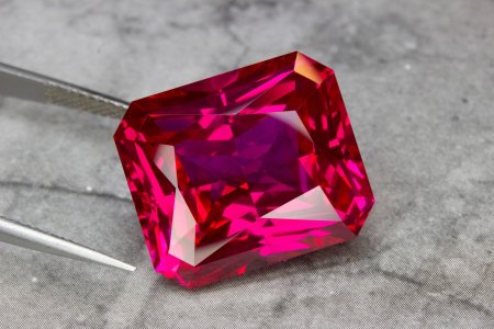 Красные драгоценные камни