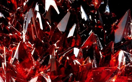 Красные кристаллы