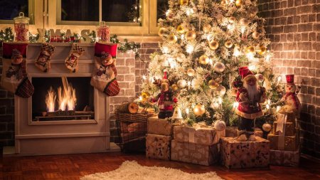 Елка возле камина