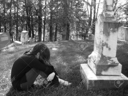 Девушка на кладбище
