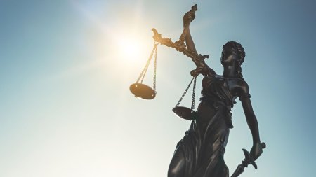 Статуя справедливости фемида