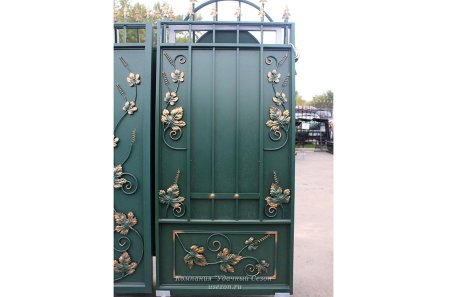 Калитка с коваными элементами
