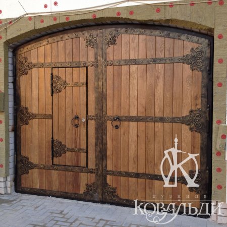 Деревянные ворота с ковкой