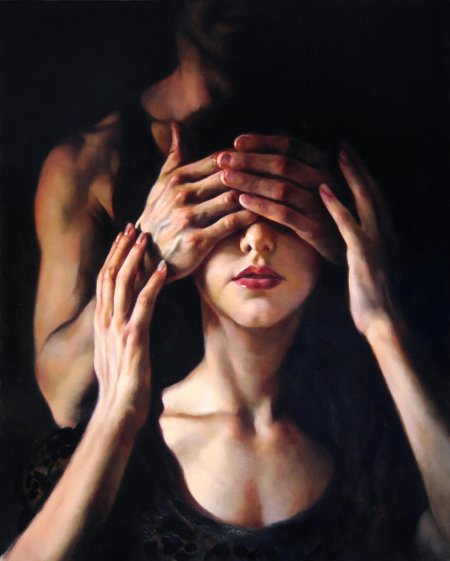 Девушка закрыла глаза