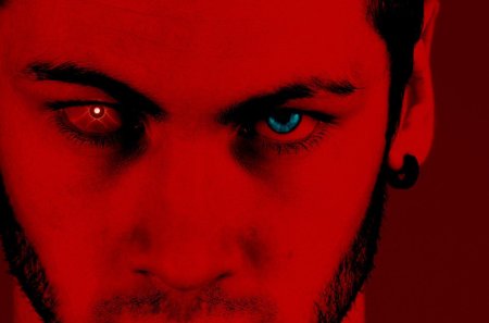 Мужчина с красными глазами